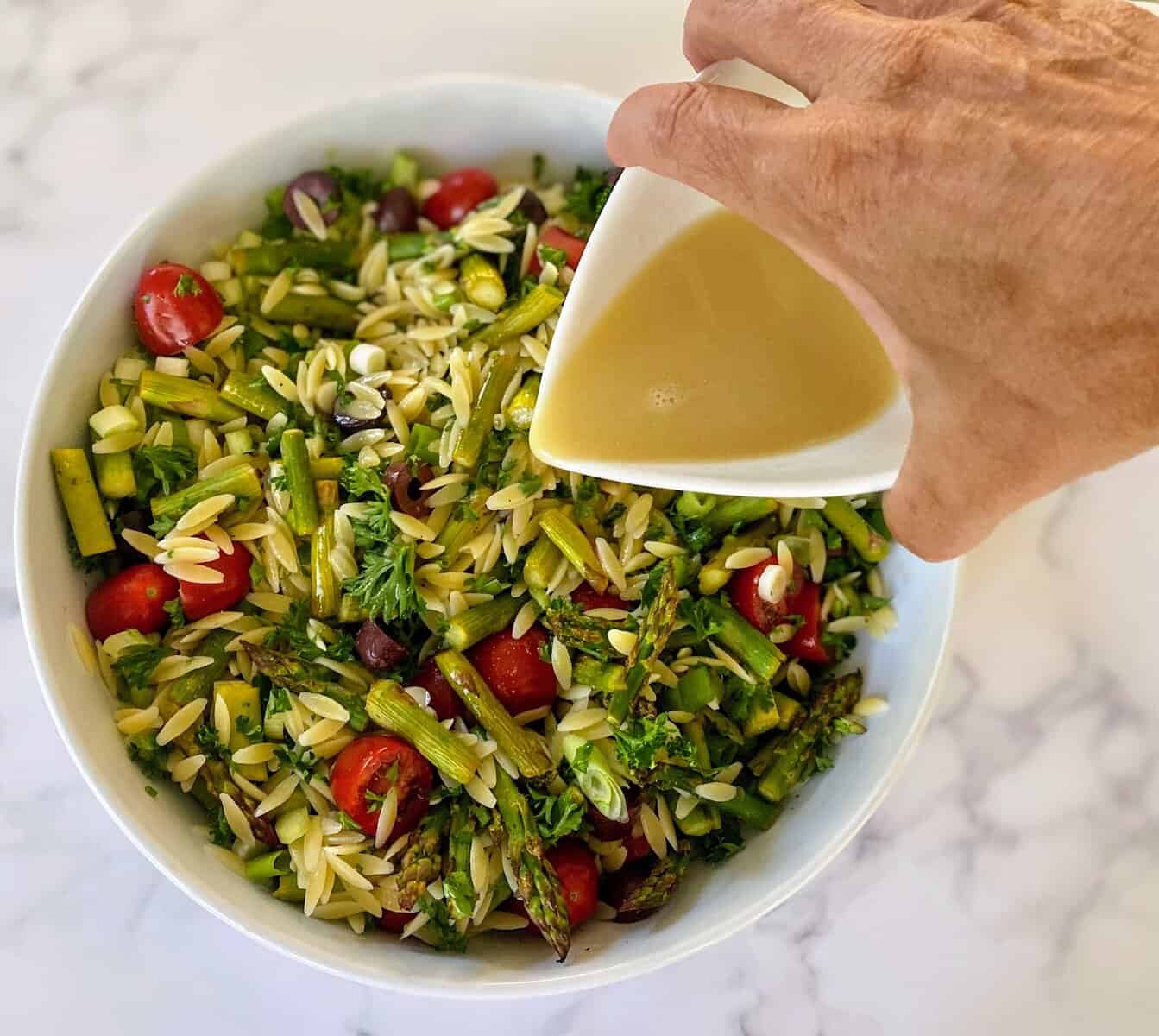 Mix the asparagus salad ingredients in a bowl, pour the dressing on top.
