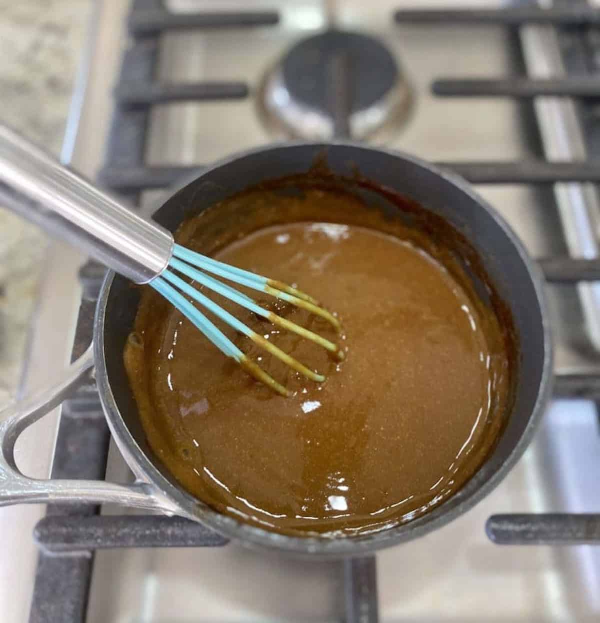 No chicken vegan gravy ina pan on the stove