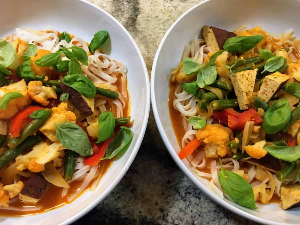 Thai red curry noodles recipe with cauliflower and green beans. 